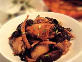 香菇木耳黃花菜蒸雞翅