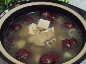 杏鮑菇黑豆蓮藕煲雞湯