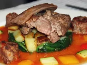 羊肉配羊肉濃湯和蔬菜