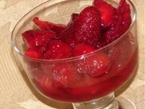 草莓浸白葡萄酒
