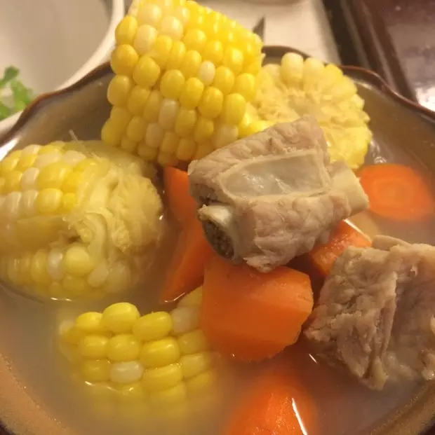 排骨玉米胡蘿蔔湯