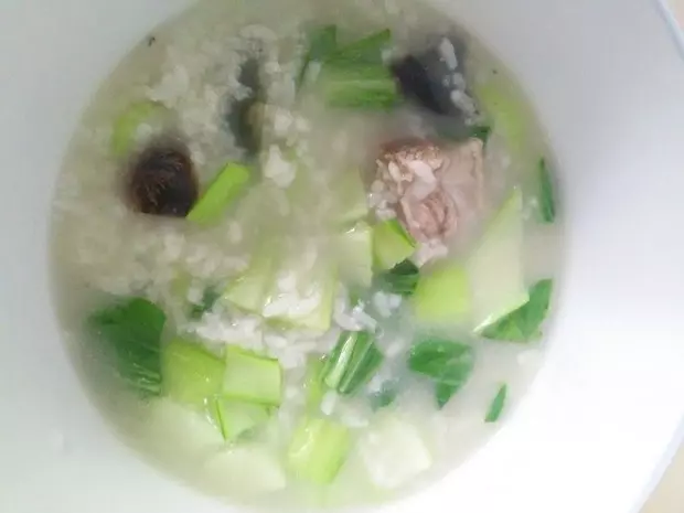 劉同學愛做飯---排骨皮蛋蔬菜粥，養胃哦