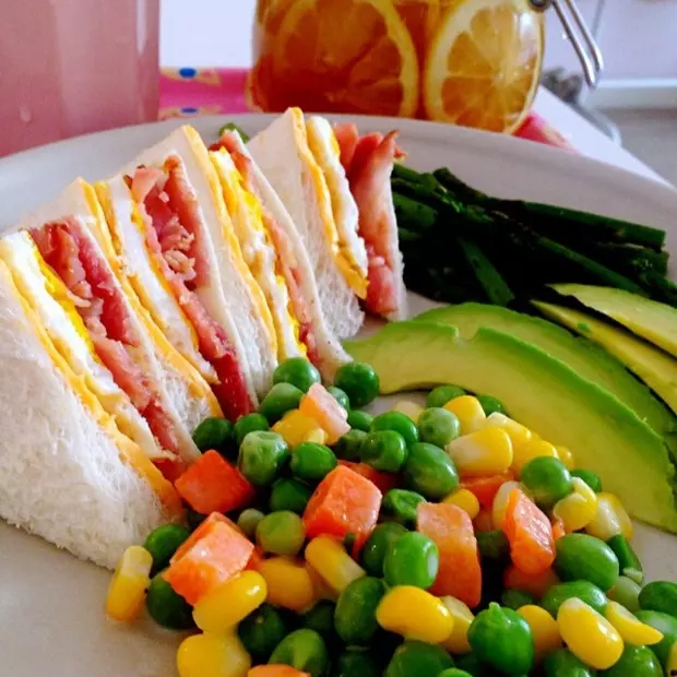 早飯三明治與綠色菜