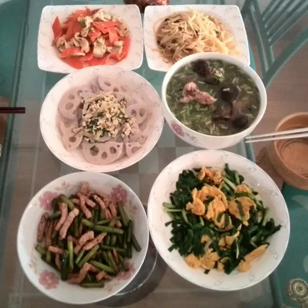 2015年第一餐，兩人食，略多了：胡蘿蔔雞片，清炒藕片，蒜苔肉絲，韭菜炒土雞蛋，排骨湯（室友做的），酸辣土豆絲。第一次在下廚房上