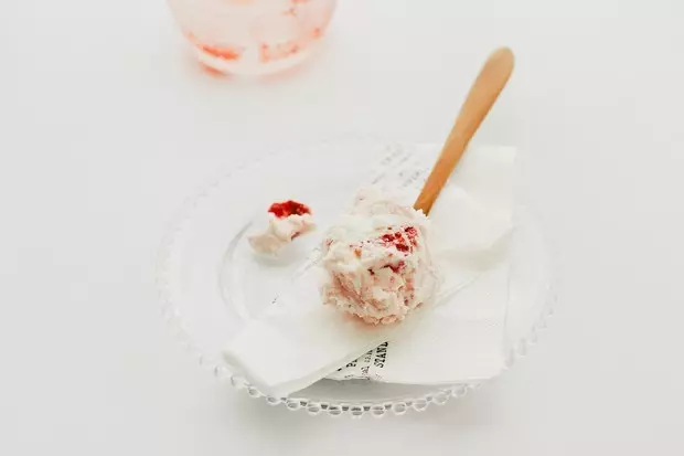 草莓牛奶冰淇淋