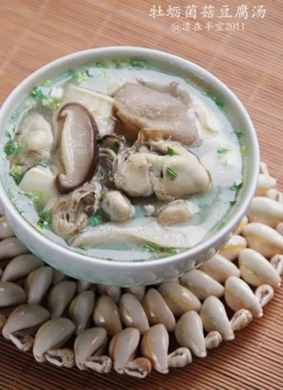 牡蠣菌菇豆腐湯