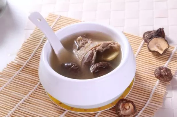 林志鵬自動烹飪鍋烹制香菇燉鴿-捷賽私房菜