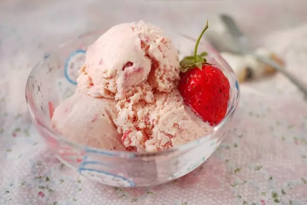 草莓果粒冰淇淋