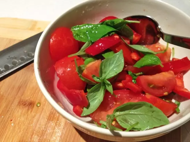 Balsamic番茄羅勒沙拉  (5分鐘搞定)
