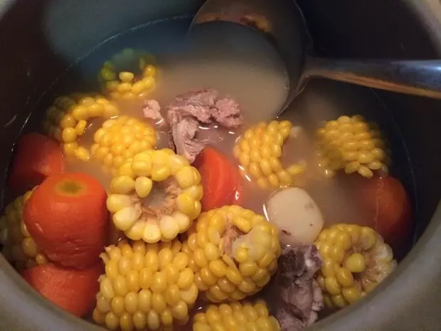 廣東煲湯-馬蹄胡蘿蔔瘦肉湯