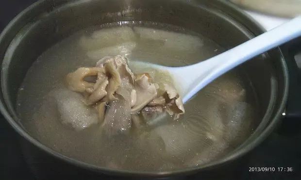 雞油菌竹蓀燉小排湯