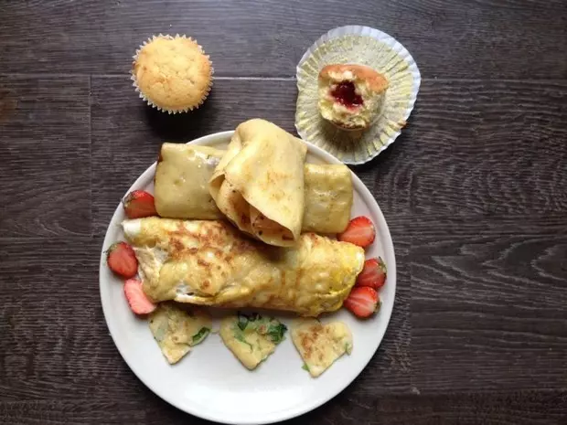 早餐---煎餅果子(自製薄脆)+草莓爆漿瑪芬