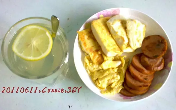 早餐：雞蛋煎饅頭+煎火腿+檸檬蜂蜜水