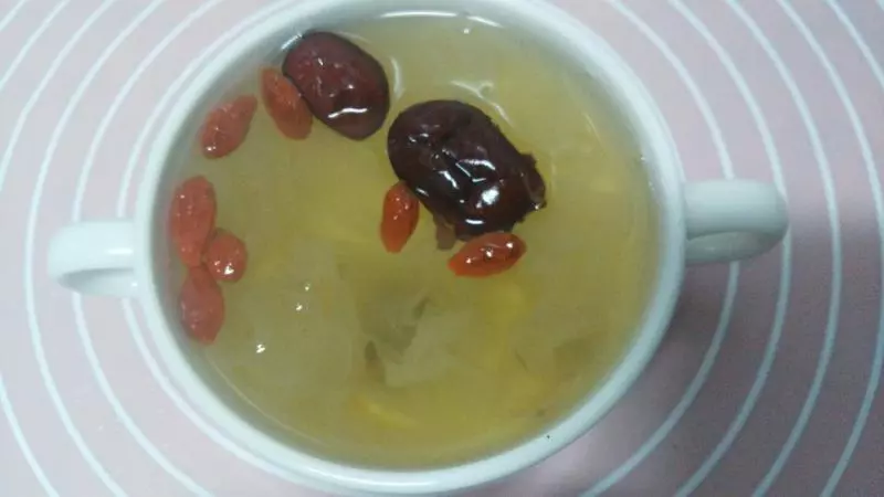 超簡單的銀耳蓮子湯（電飯煲版）