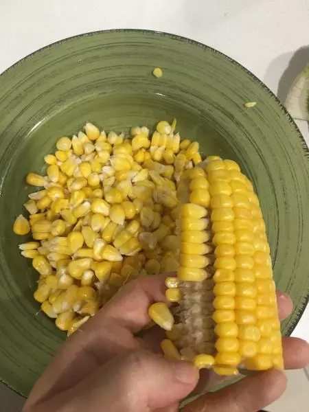 手剝玉米粒