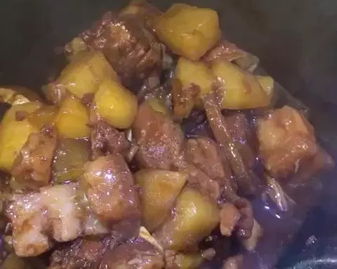 紅燒肉燉土豆