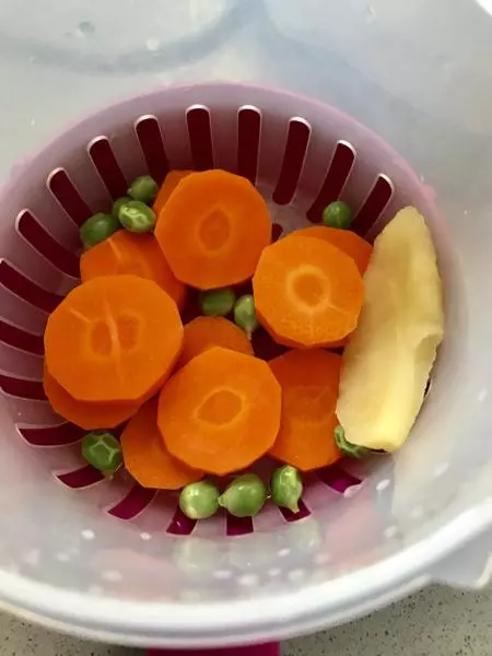 寶寶輔食：胡蘿蔔豌豆蘋果泥