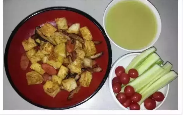 孜然炒饅頭+黃瓜西紅柿+綠豆粥