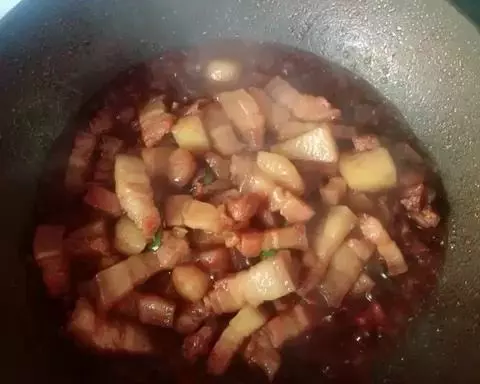 土豆悶紅燒肉