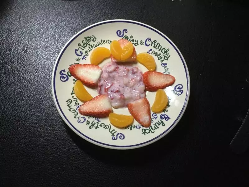 水果拼盤配草莓奶昔