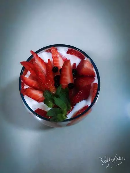 酸奶草莓杯?
