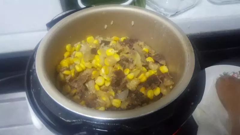 牛腩玉米煲飯