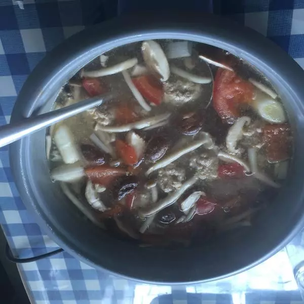 肉元子西紅柿湯