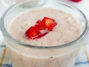 草莓薏仁酸奶