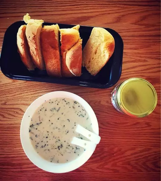 完美早餐——牛奶麵包+西蘭花濃湯