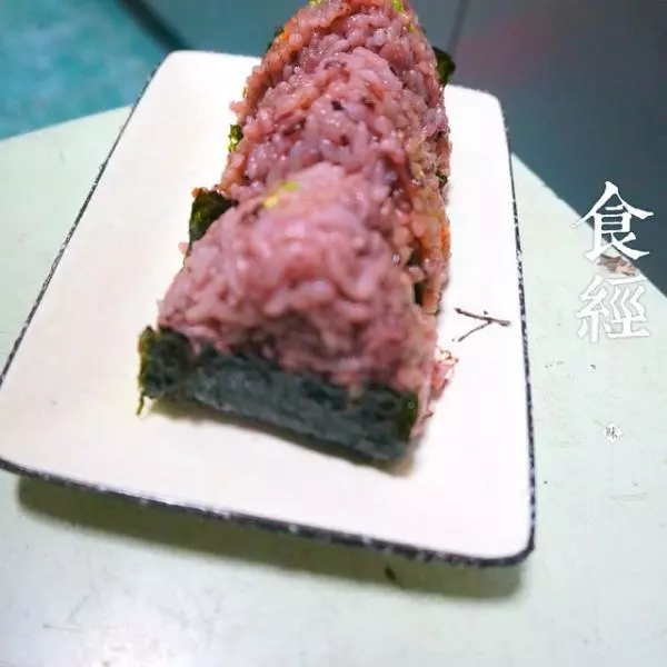 紫米牛油果金槍魚飯糰