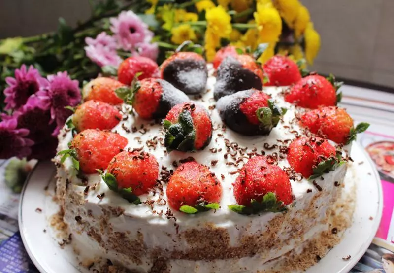 草莓裝飾蛋糕