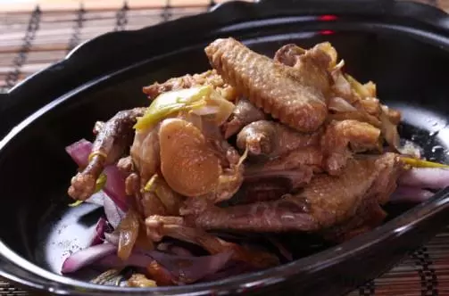 林志鵬自動烹飪鍋烹制蔥姜焗乳鴿-捷賽私房菜