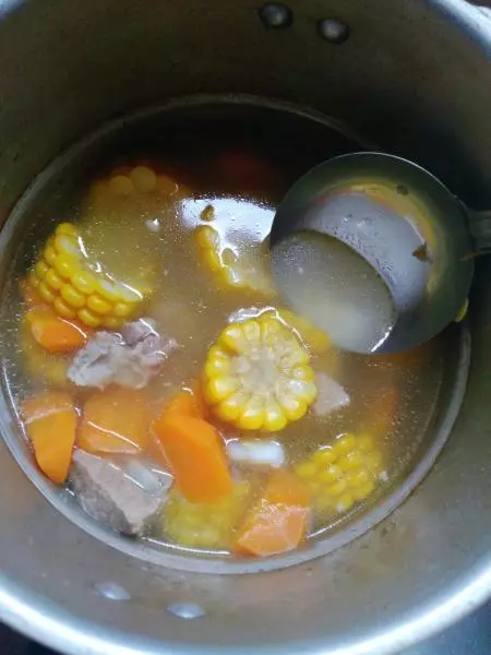 簡易高壓鍋版玉米胡蘿蔔排骨湯( •̀∀•́ )
