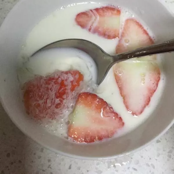 草莓牛奶燕窩