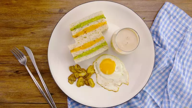 番薯牛油果三明治與烏龍奶茶｜太陽貓早餐
