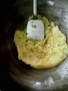 蒜苗蝦米碎雞蛋餅