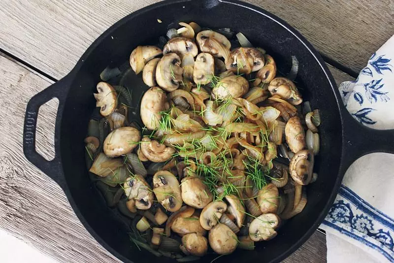 【健康三餐】焦香洋蔥煎蘑菇