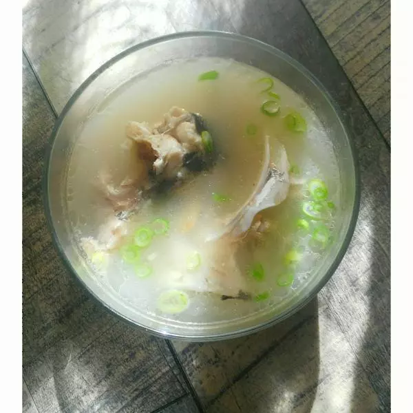極簡單的魚頭凍豆腐湯