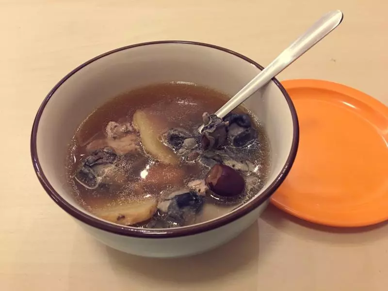 阿膠烏雞燉湯