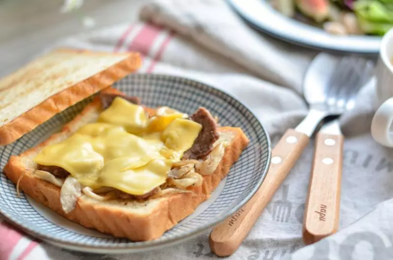 牛肉蘑菇焗烤三明治