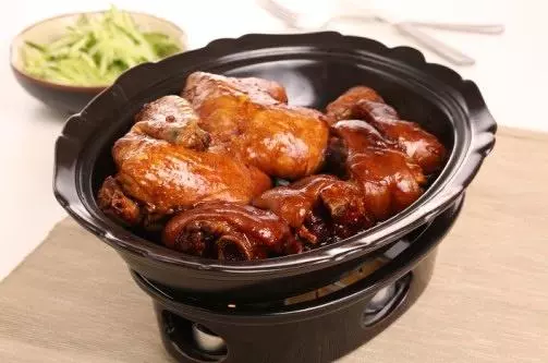 林志鵬自動烹飪鍋烹制豬蹄燜雞-捷賽私房菜