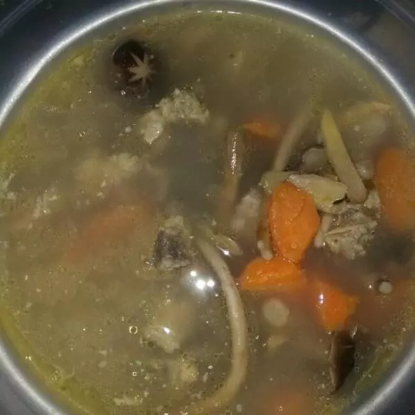 胡蘿蔔香菇玉米排骨湯