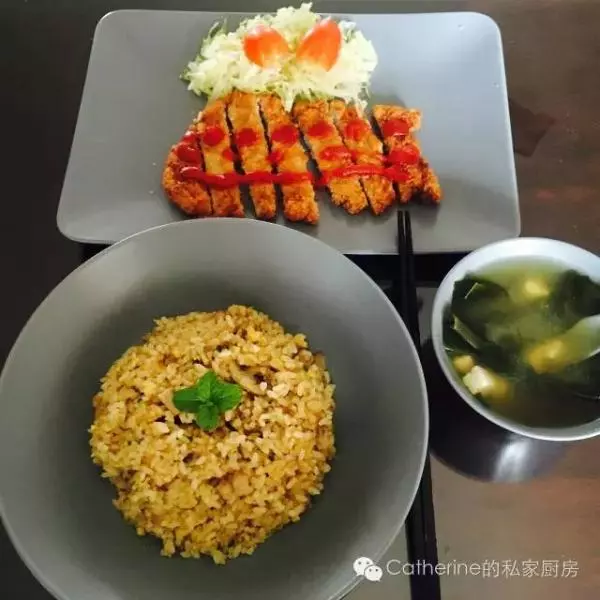咖喱炒飯配日式炸豬排及味噌湯