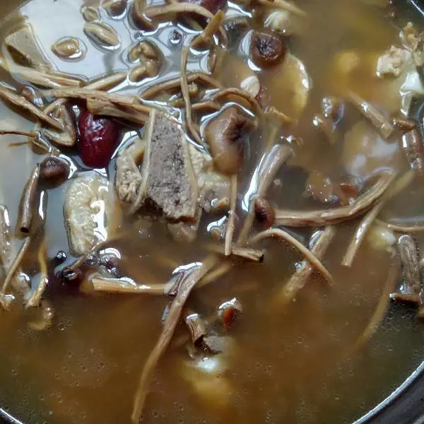 茶樹菇沙骨湯