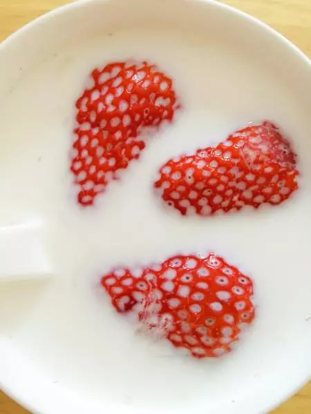 牛奶草莓燕窩