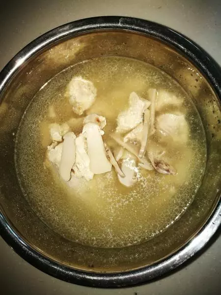 新鮮松茸燉雞湯