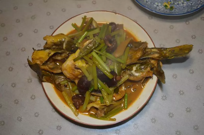 醬香蒜苔燜黃骨魚