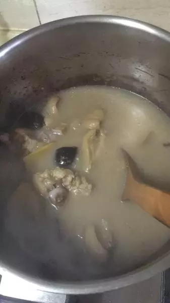 雜菌豬蹄湯