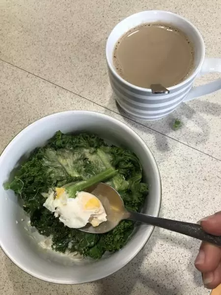 簡單又健康！羽衣甘藍早餐碗