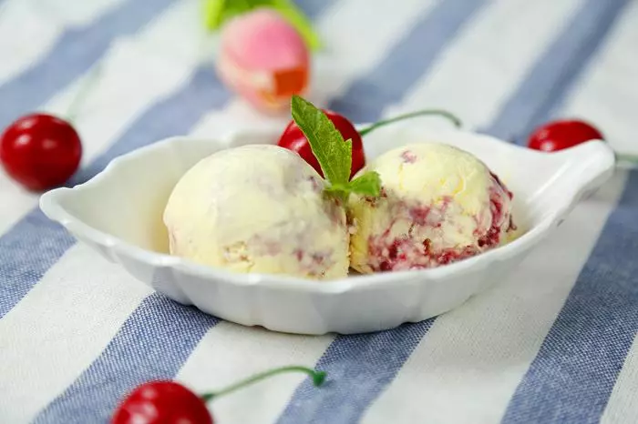 香草酸奶油櫻桃冰淇淋